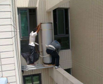 樱雪空气能热水器修理现场